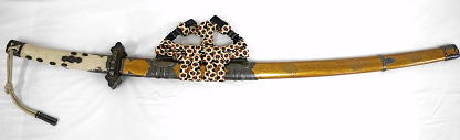 沃懸地菊唐草紋鞘太刀拵